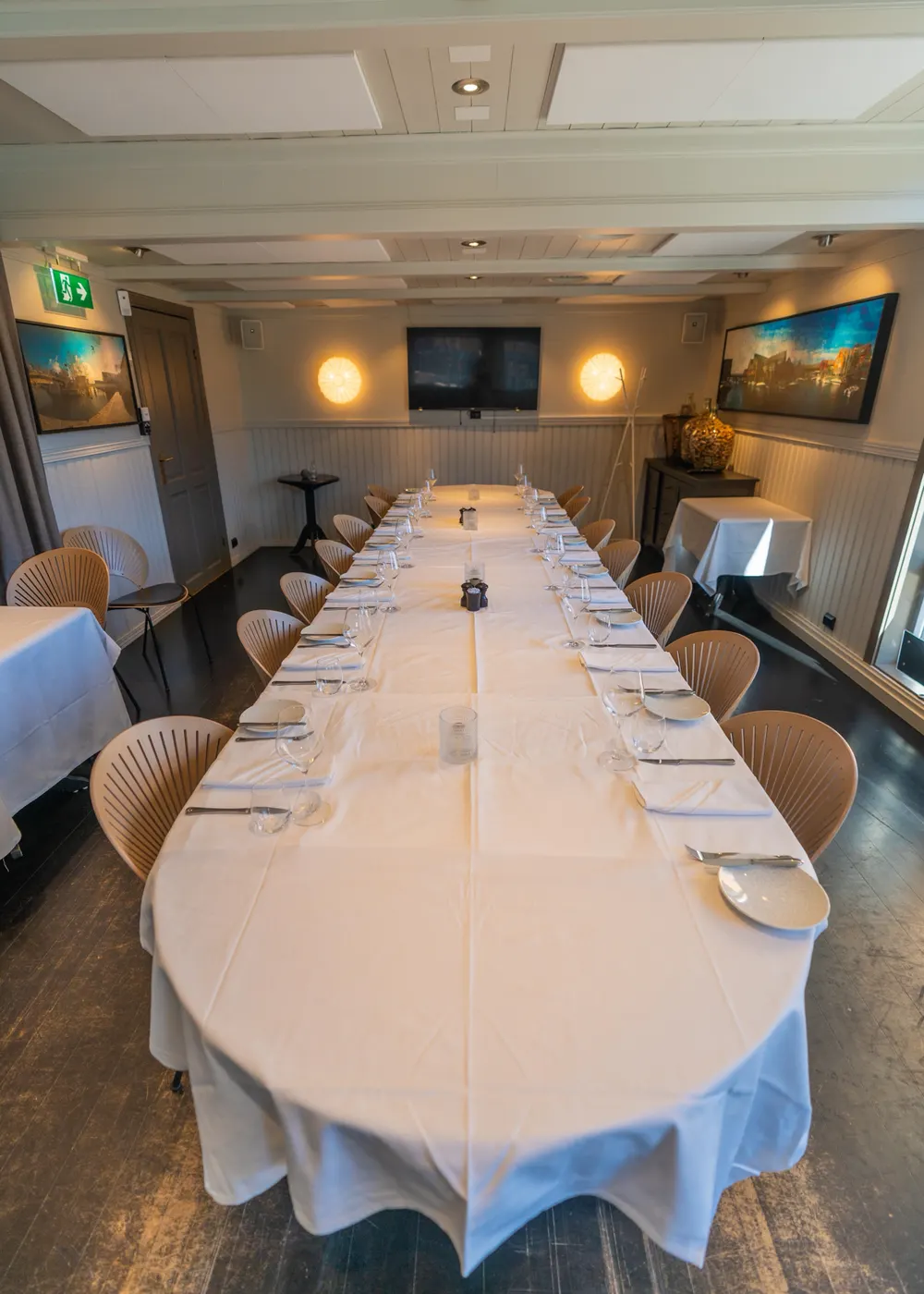 Spisesalen på Havsalt med dekket langbord