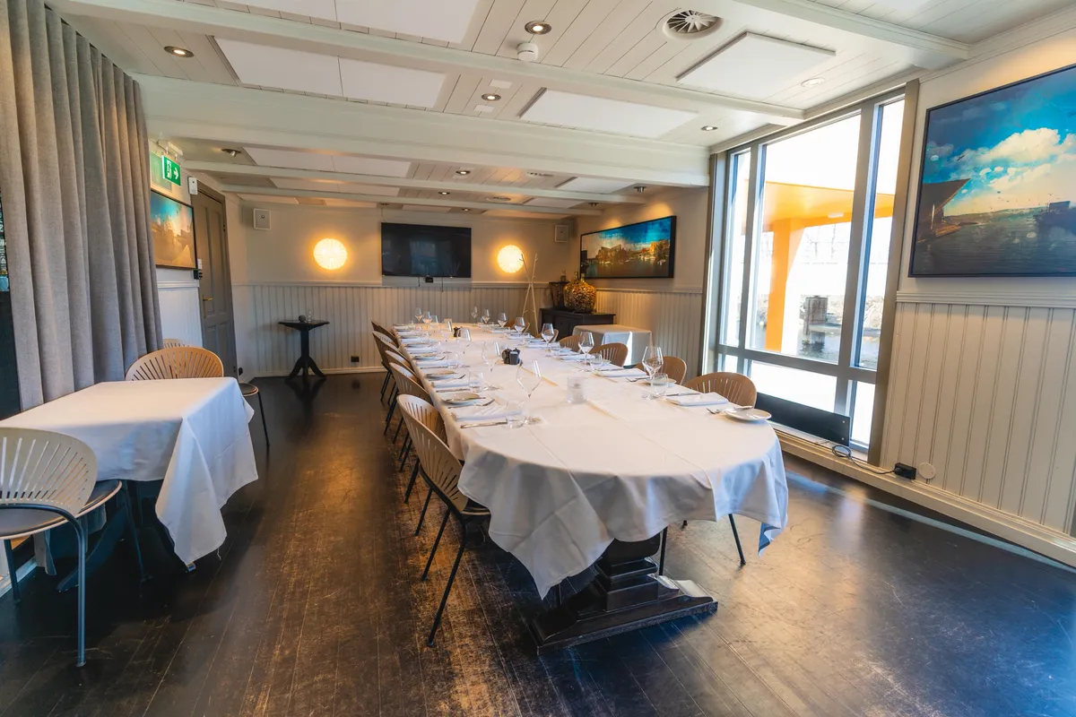 Selskapslokalet på Havsalt dekket til langbord